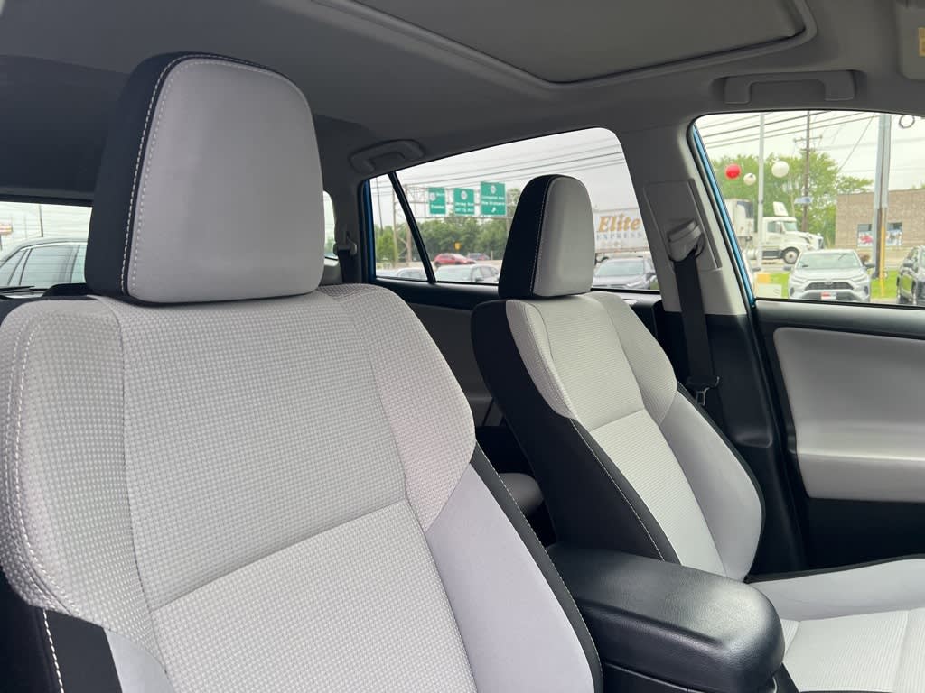2017 Toyota RAV4 XLE 16