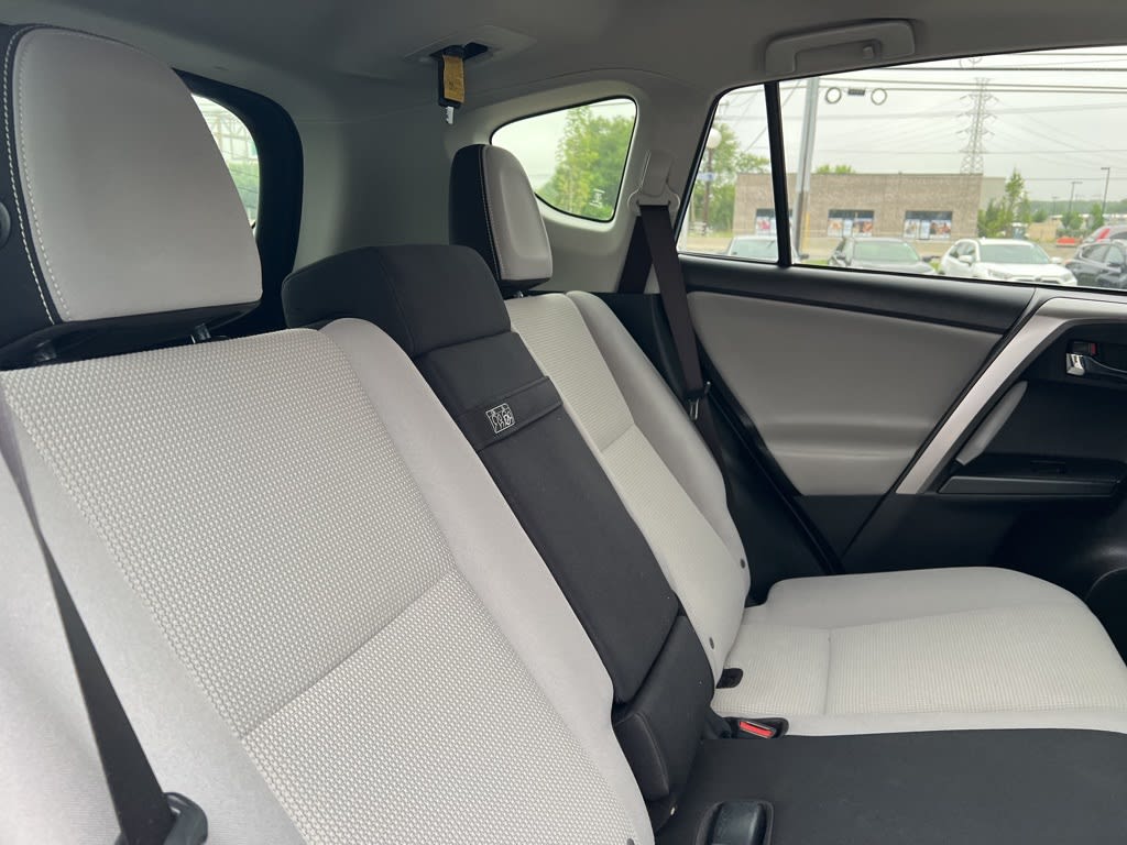 2017 Toyota RAV4 XLE 9