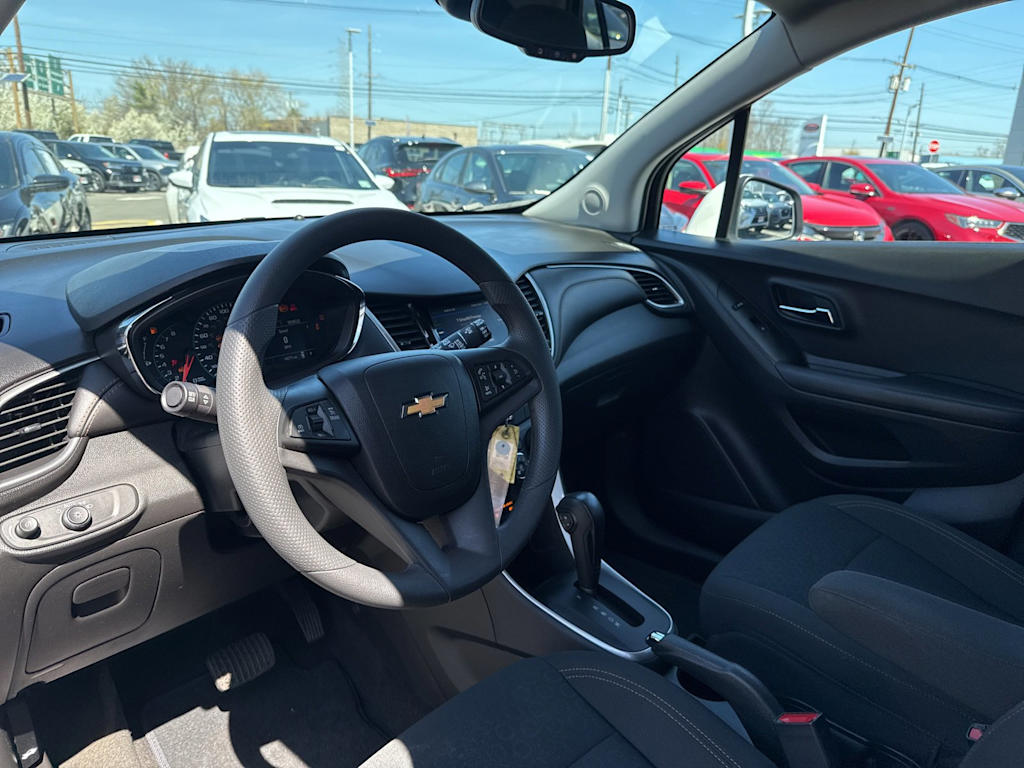 Thumbnail: 2022 Chevrolet Trax - 2