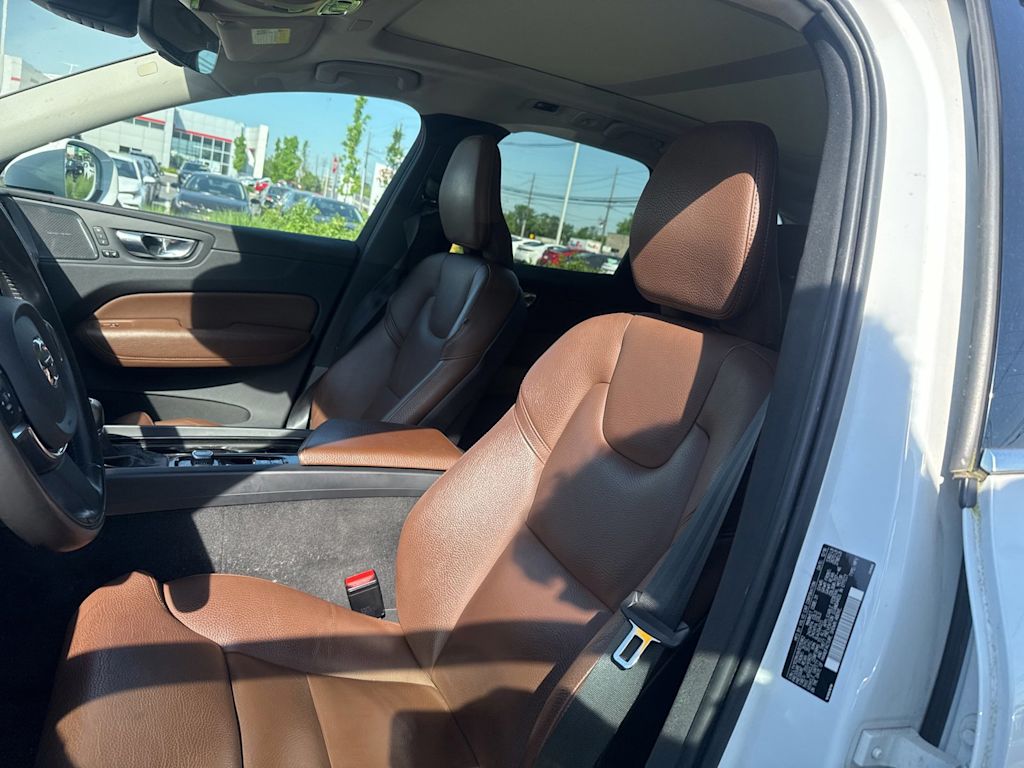 Thumbnail: 2019 Volvo XC60 - 10