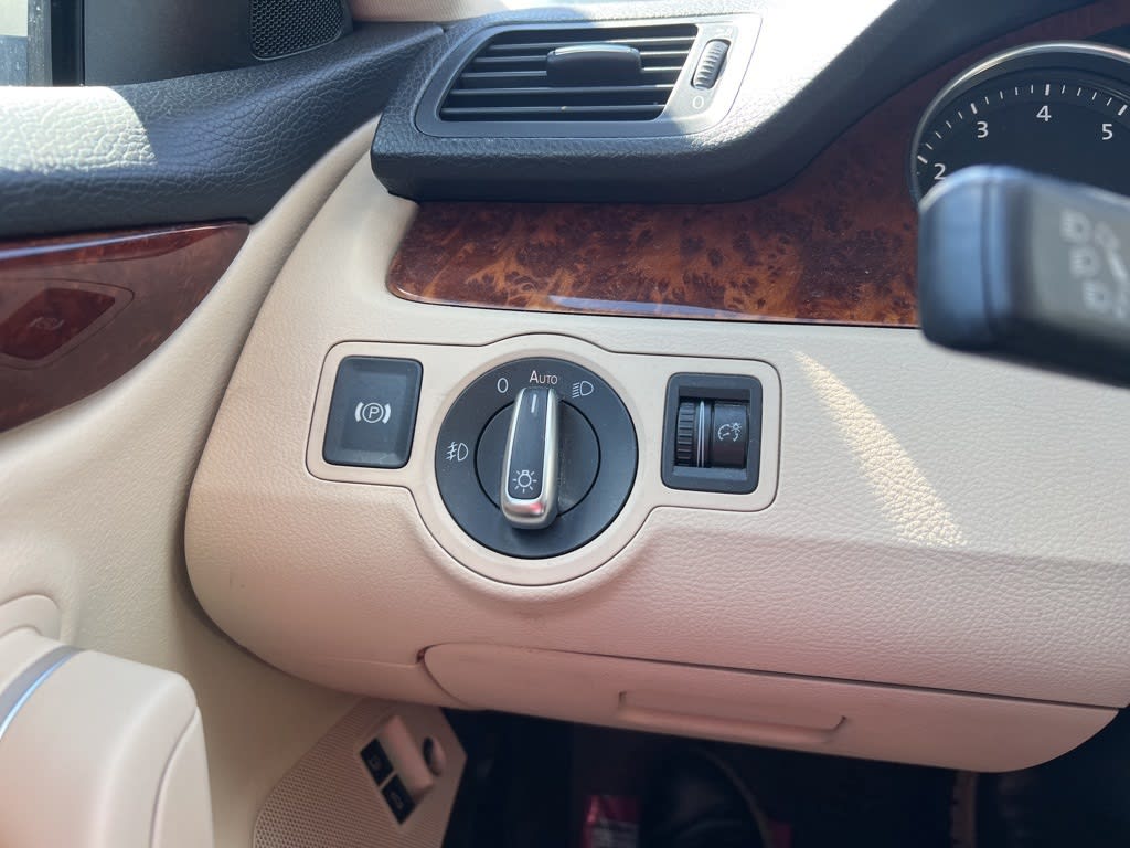 2011 Volkswagen CC Luxury 16