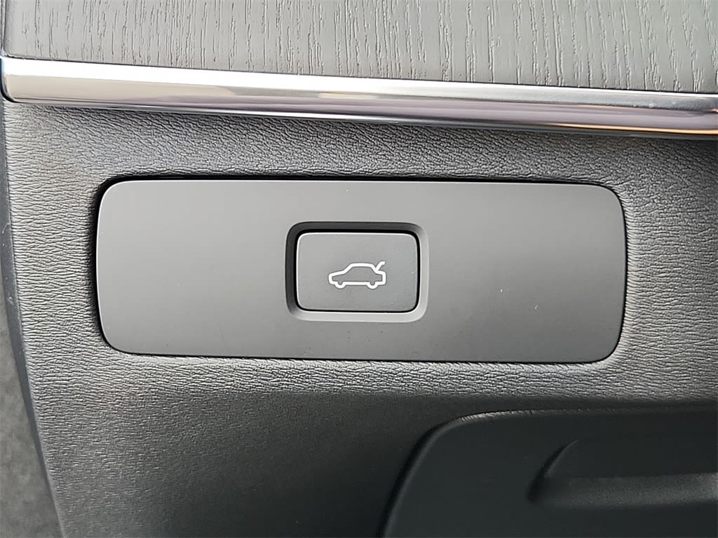 2023 Volvo XC90 B6 Ultimate 25