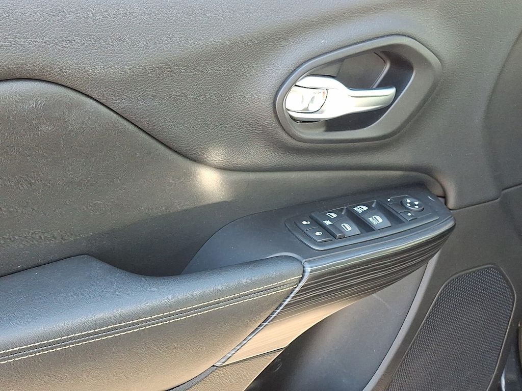 Thumbnail: 2015 Jeep Cherokee - 19