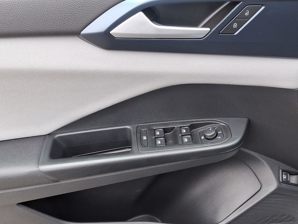 2023 Volkswagen Taos SE 19