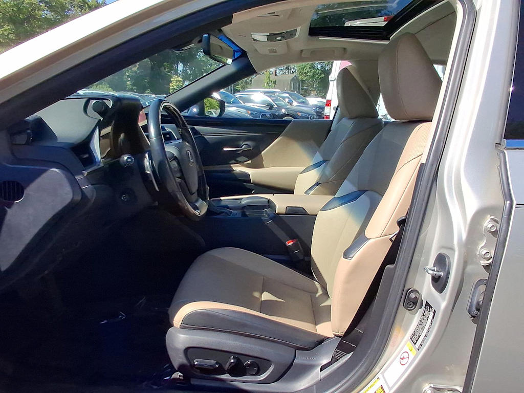 Thumbnail: 2019 Lexus ES - 10