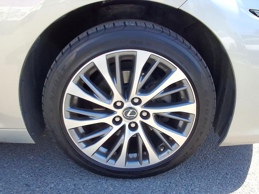 Thumbnail: 2019 Lexus ES - 8