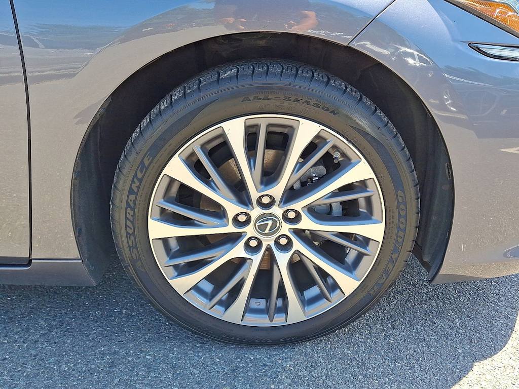 Thumbnail: 2021 Lexus ES - 8