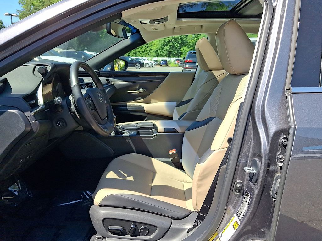 Thumbnail: 2021 Lexus ES - 10
