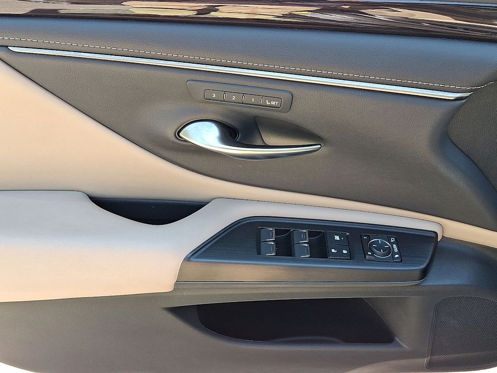 Thumbnail: 2021 Lexus ES - 23