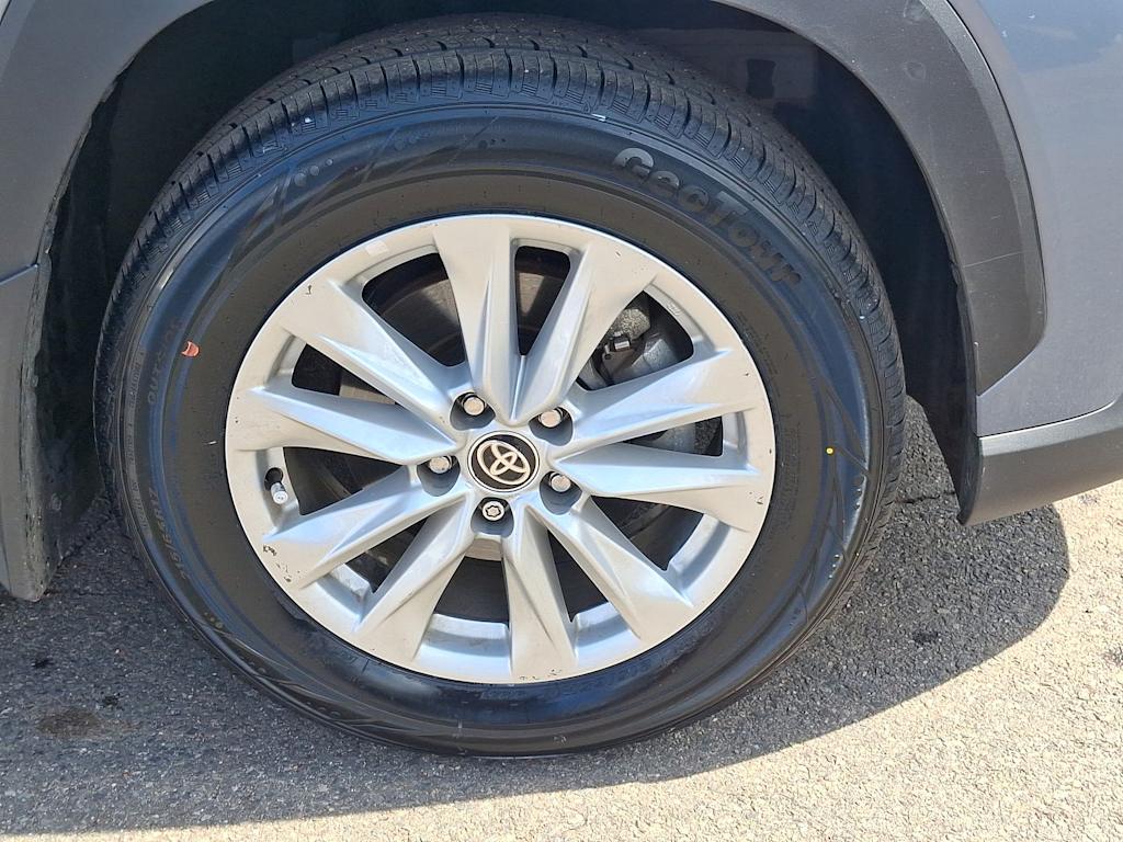 2024 Toyota Corolla Cross LE 8