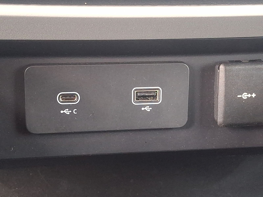 Thumbnail: 2023 Land Rover Defender - 24