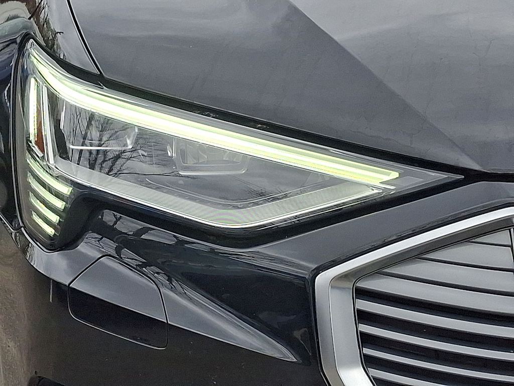 2022 Audi e-tron Premium 28