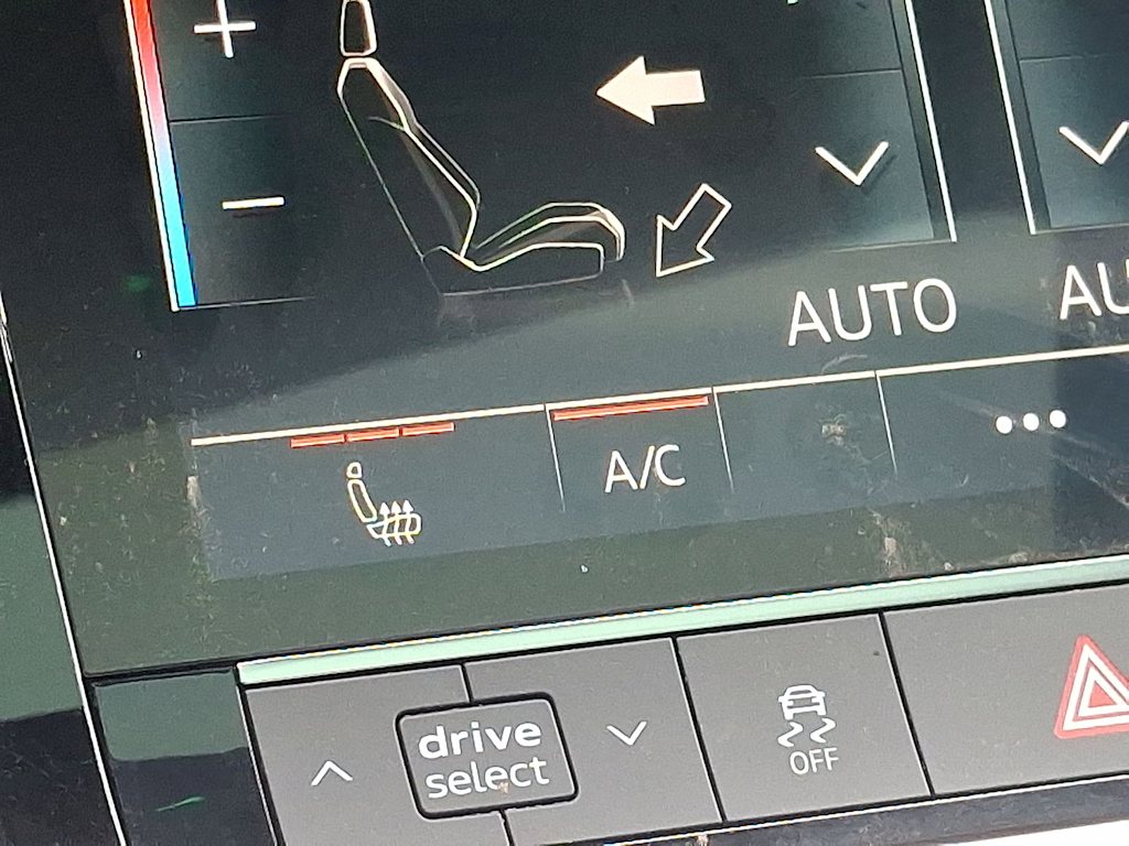 2022 Audi e-tron Premium 23