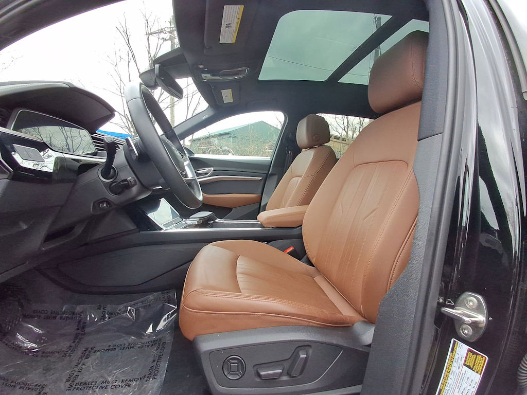2022 Audi e-tron Premium 10