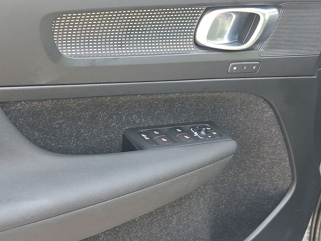 Thumbnail: 2019 Volvo XC40 - 19