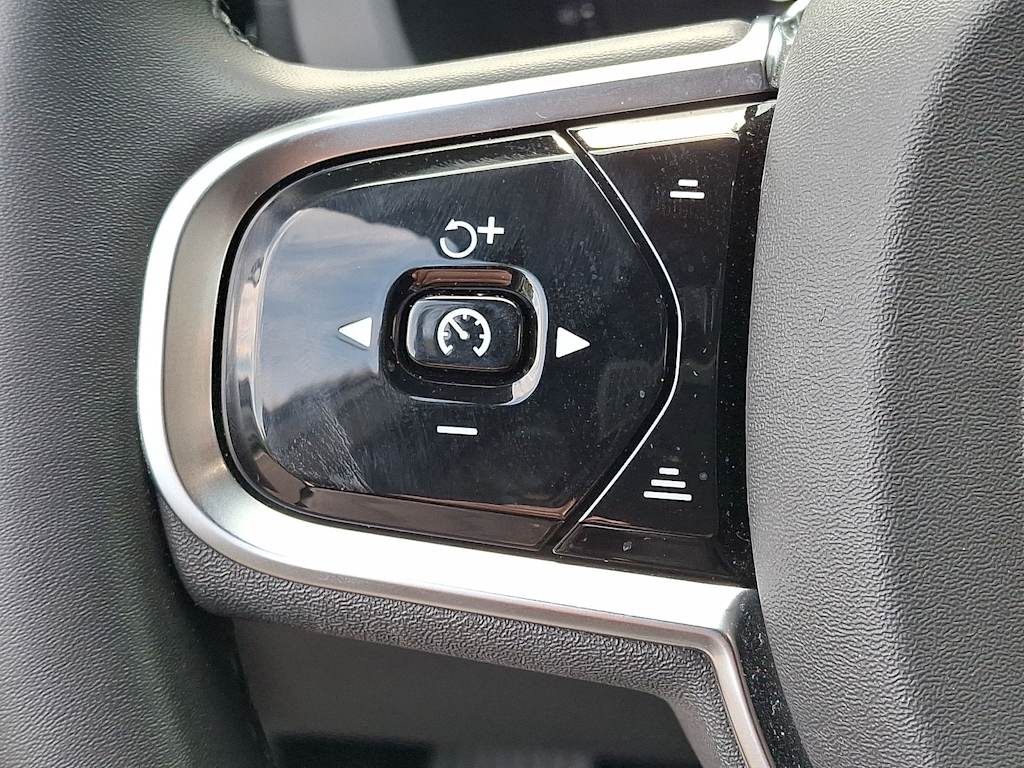 Thumbnail: 2023 Volvo XC60 - 25
