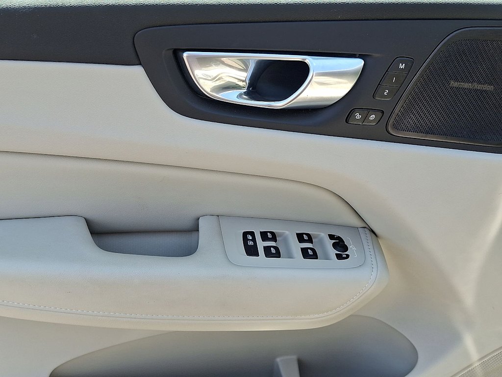 2023 Volvo XC60 B5 Plus 16
