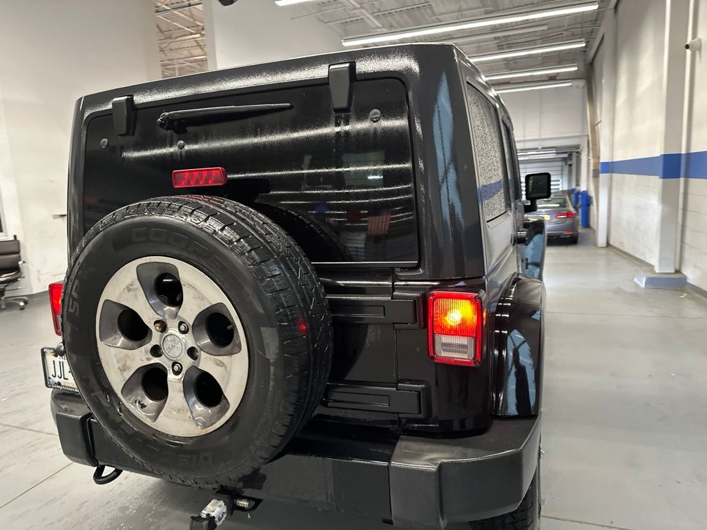 Thumbnail: 2017 Jeep Wrangler - 14