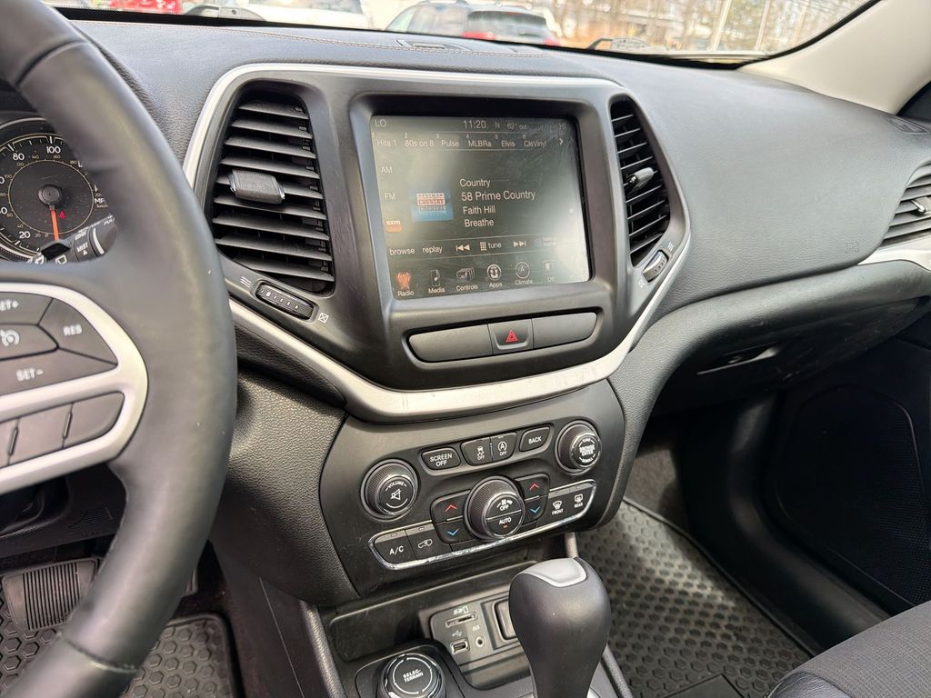 Thumbnail: 2018 Jeep Cherokee - 15