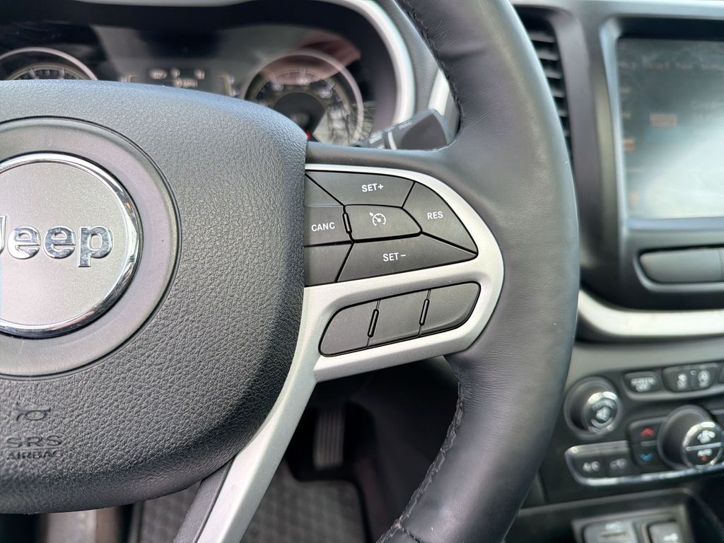 Thumbnail: 2018 Jeep Cherokee - 32