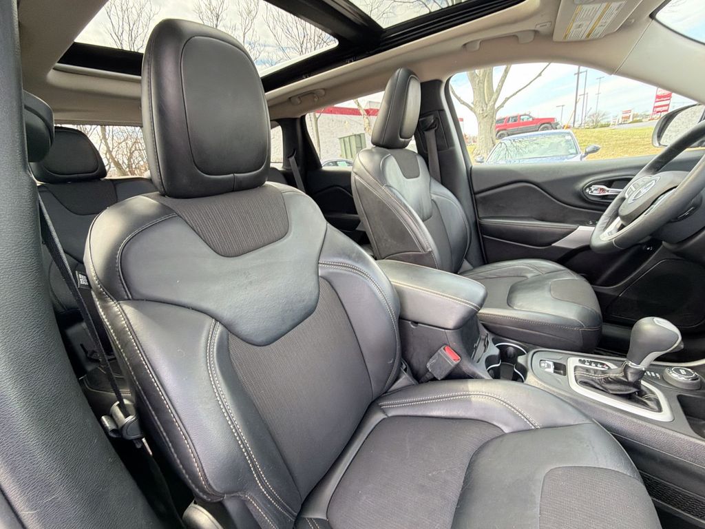 Thumbnail: 2018 Jeep Cherokee - 27