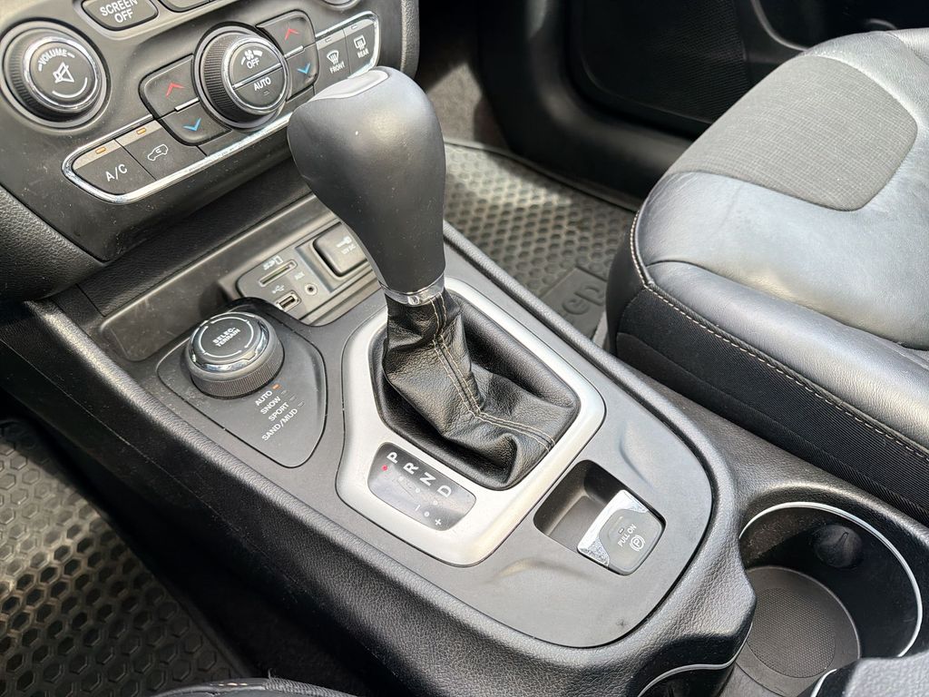 Thumbnail: 2018 Jeep Cherokee - 16