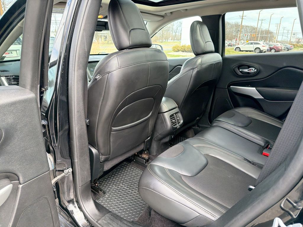Thumbnail: 2018 Jeep Cherokee - 12
