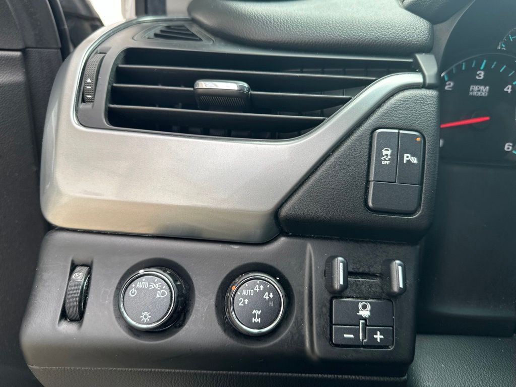Thumbnail: 2016 Chevrolet Tahoe - 32