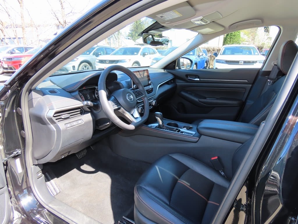 2022 Nissan Altima SR 11