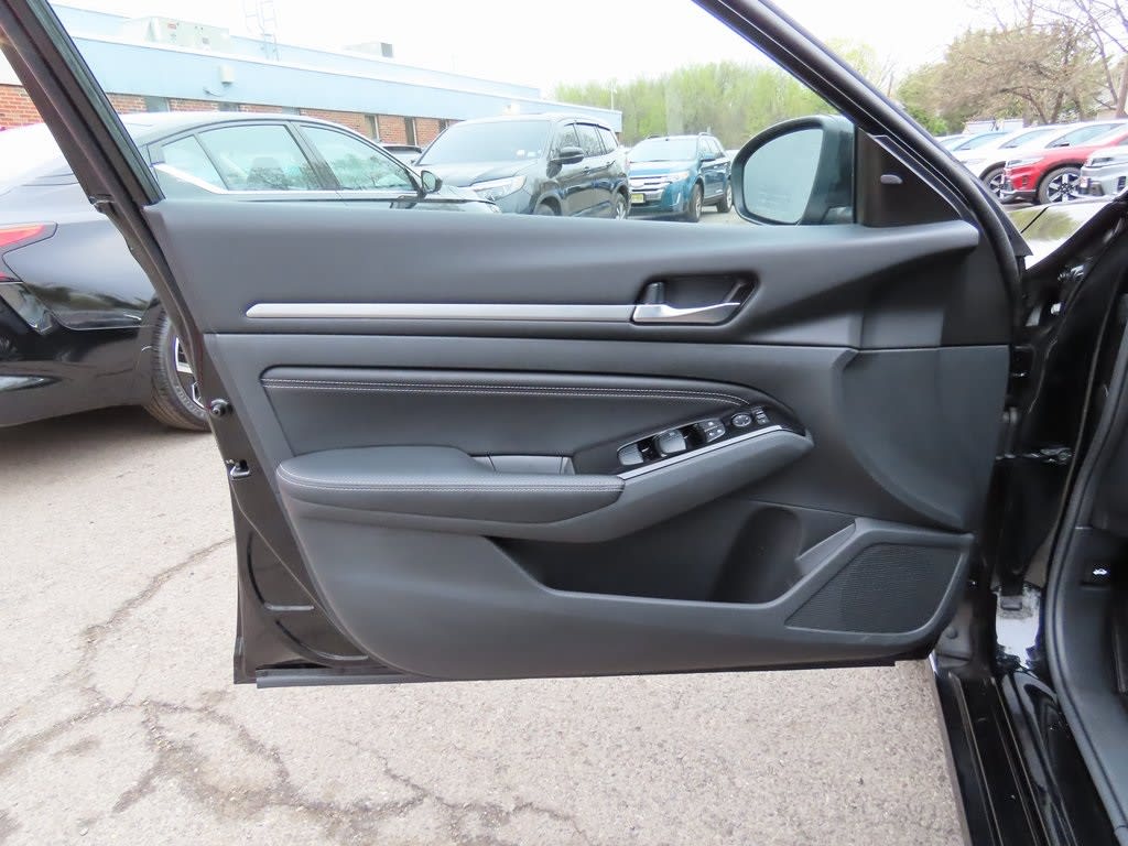 2023 Nissan Altima SV 23