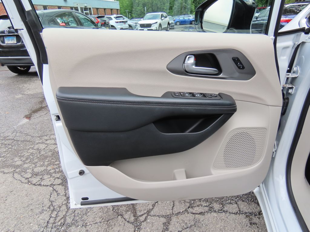 Thumbnail: 2024 Chrysler Pacifica - 22