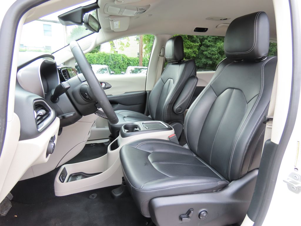 Thumbnail: 2024 Chrysler Pacifica - 10
