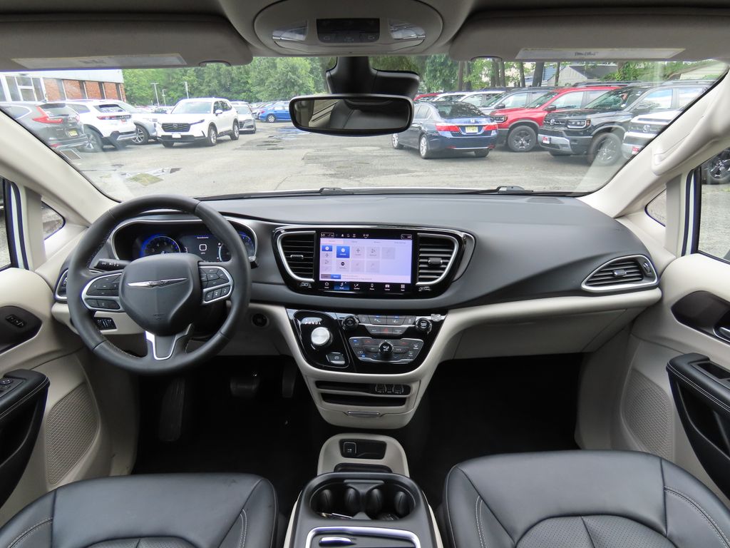 Thumbnail: 2024 Chrysler Pacifica - 9