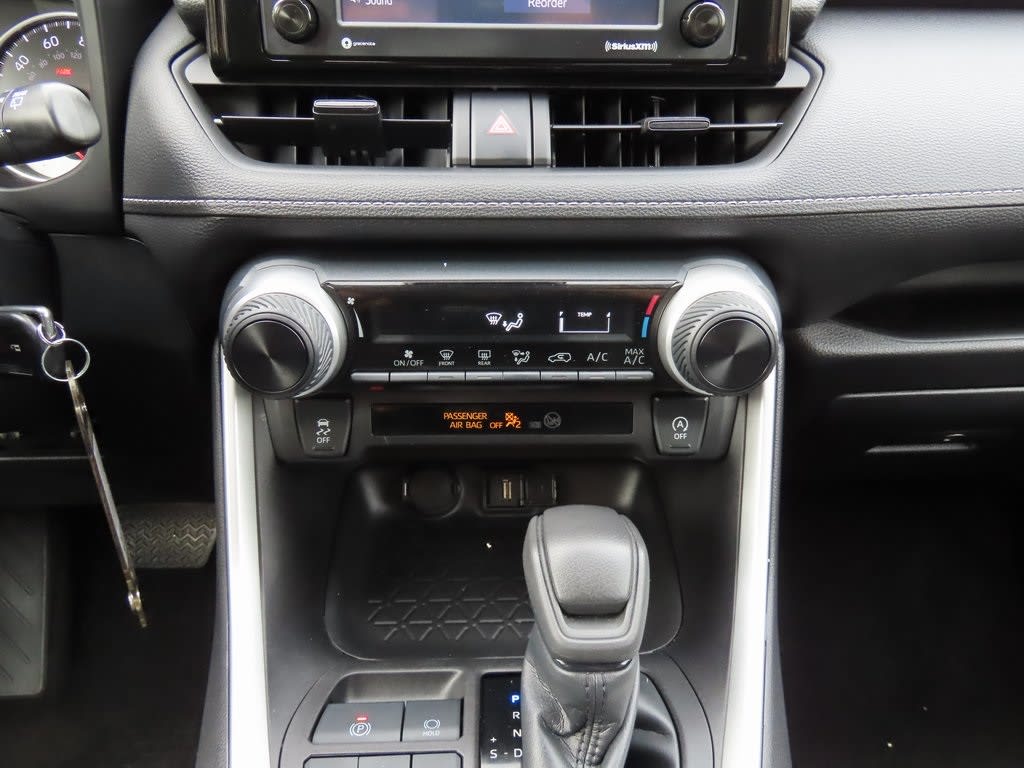 2022 Toyota RAV4 LE 24