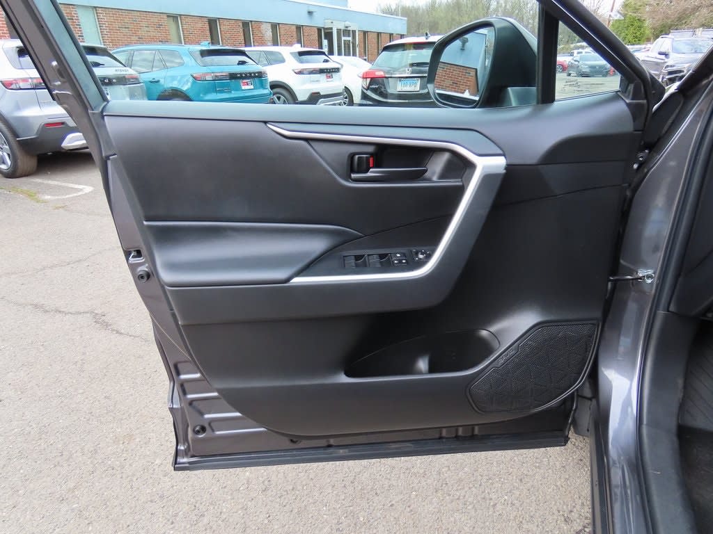 2022 Toyota RAV4 LE 22