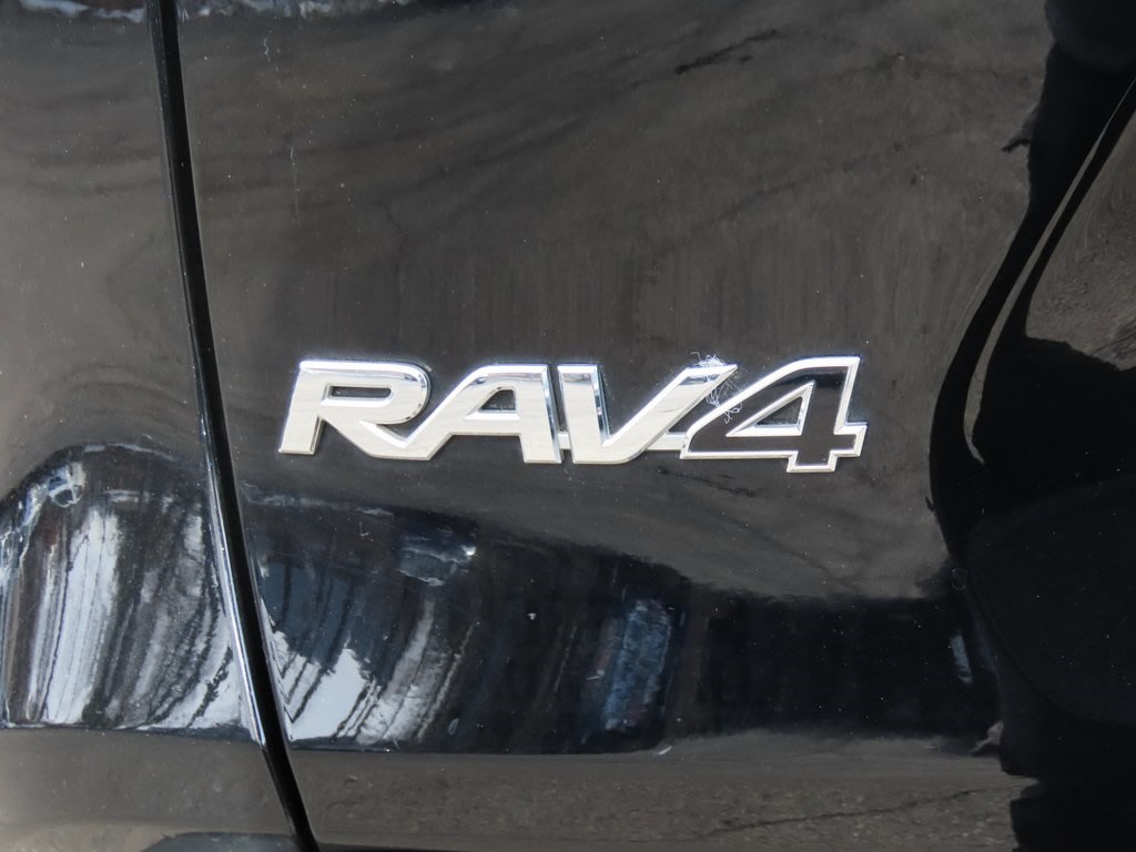 2020 Toyota RAV4 LE 7