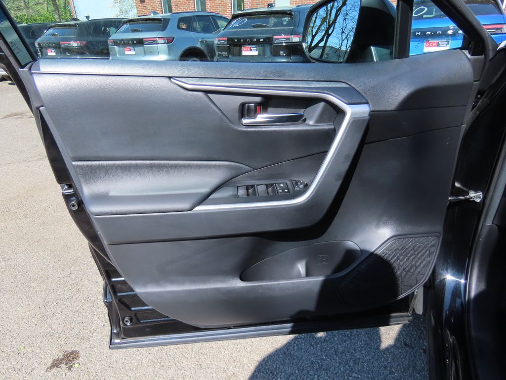 Thumbnail: 2021 Toyota RAV4 - 20