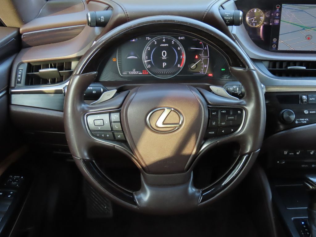 Thumbnail: 2020 Lexus ES - 9