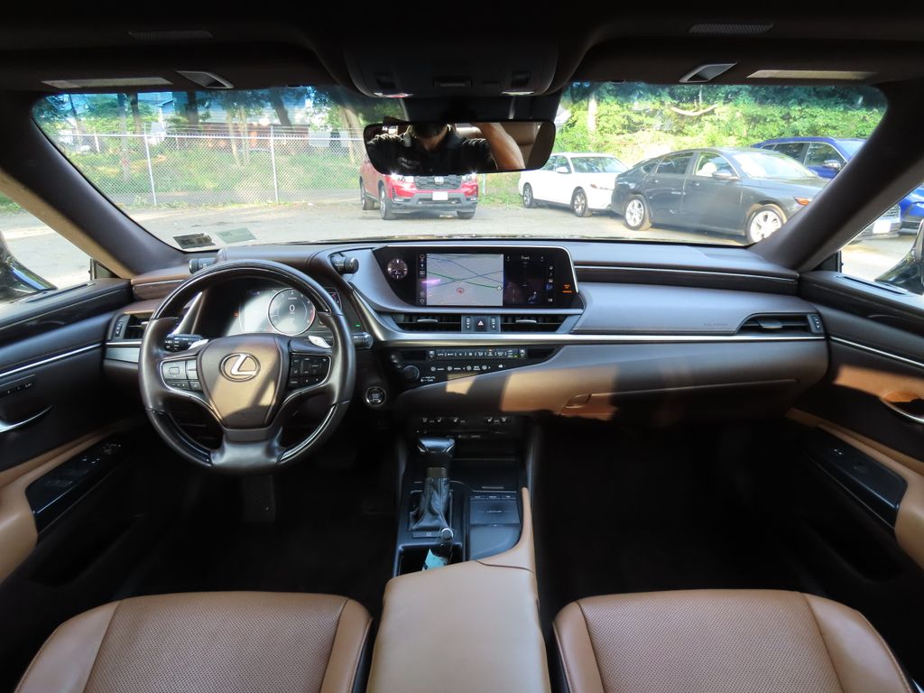 Thumbnail: 2020 Lexus ES - 2