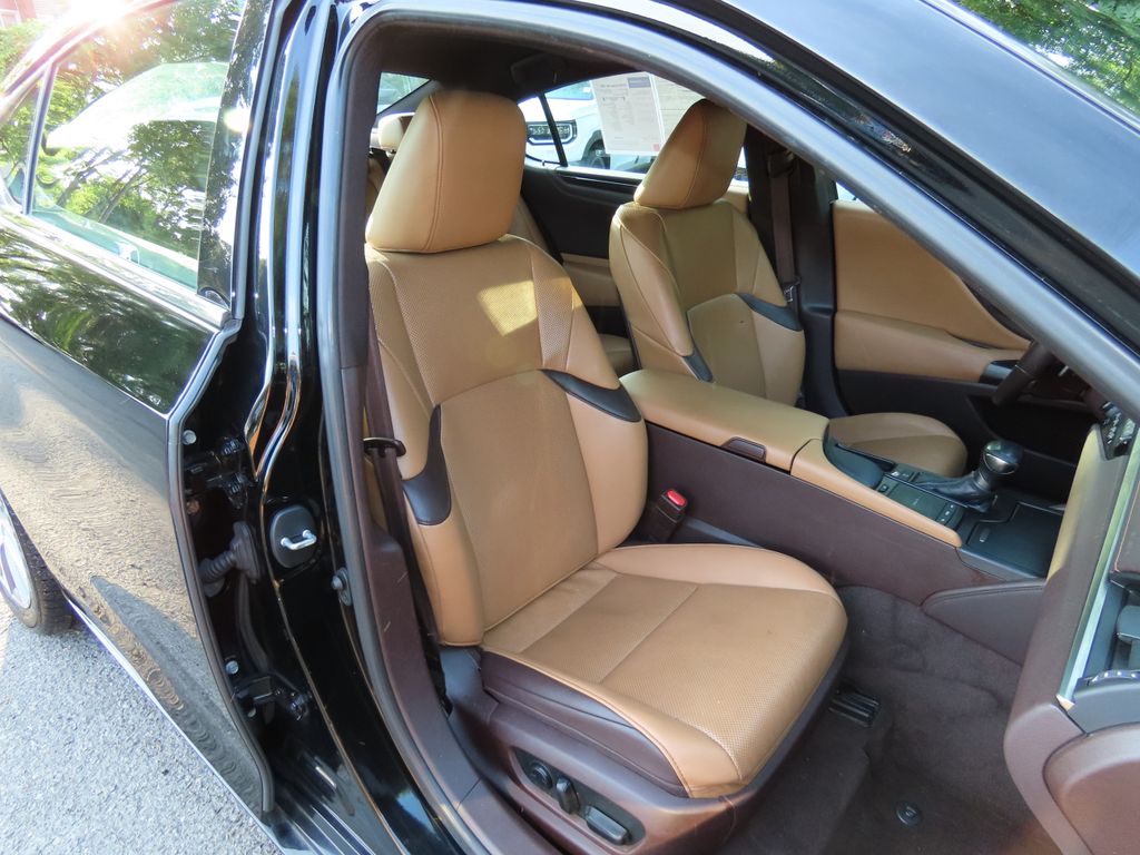 Thumbnail: 2020 Lexus ES - 21
