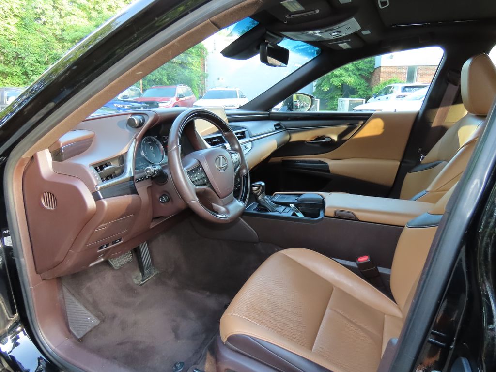 Thumbnail: 2020 Lexus ES - 10
