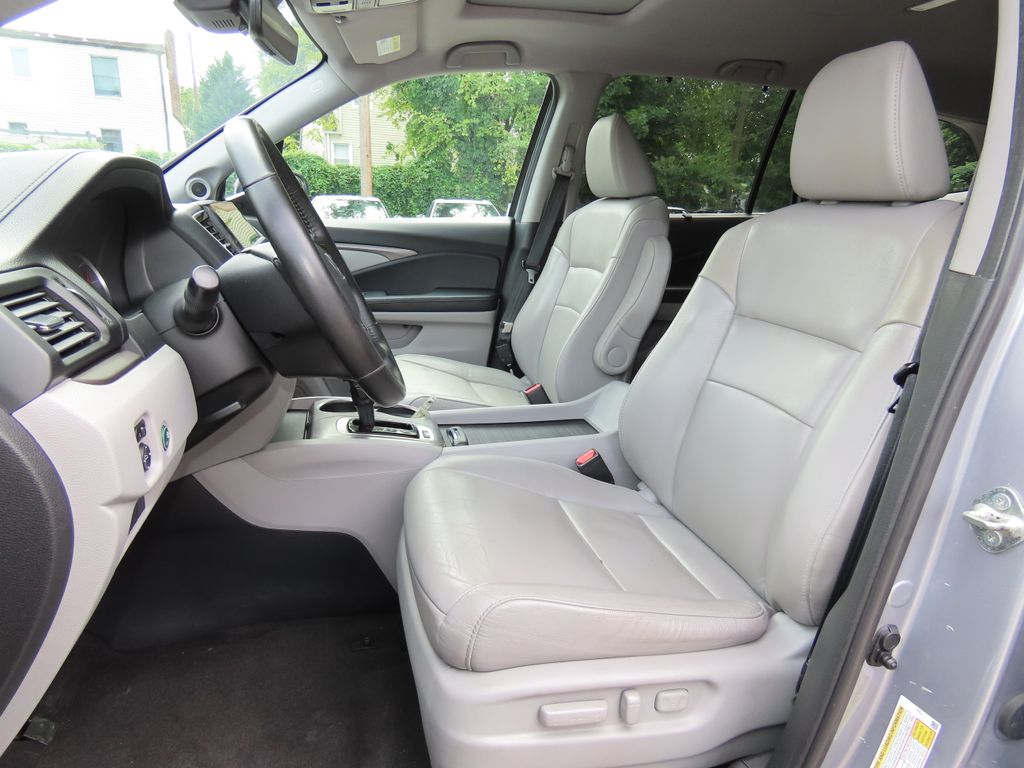 Thumbnail: 2019 Honda Pilot - 9
