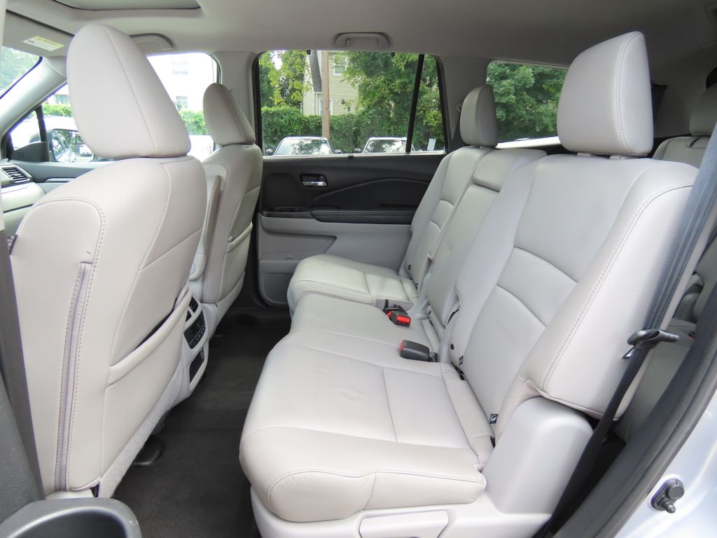 Thumbnail: 2019 Honda Pilot - 10