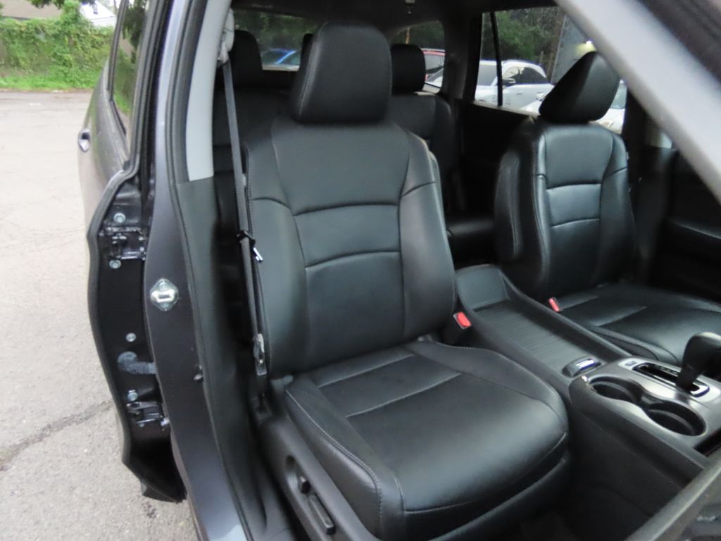 Thumbnail: 2017 Honda Pilot - 25