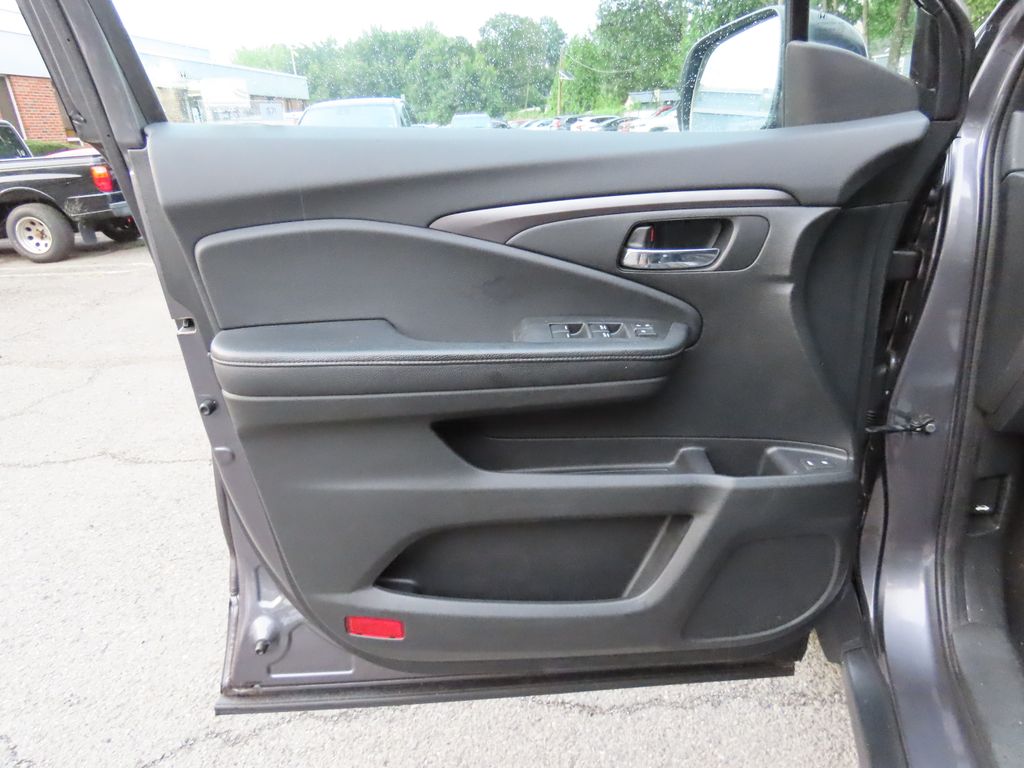 Thumbnail: 2017 Honda Pilot - 24
