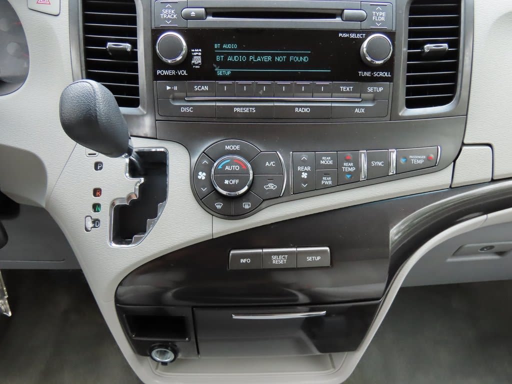 Thumbnail: 2014 Toyota Sienna - 23