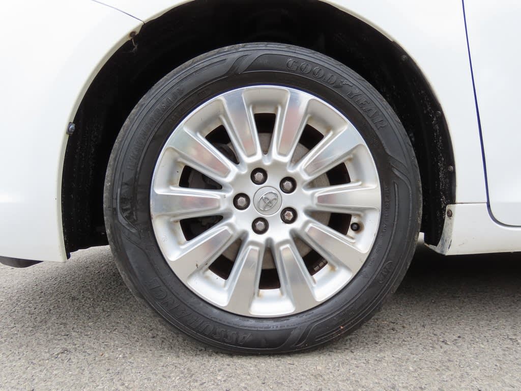Thumbnail: 2014 Toyota Sienna - 8