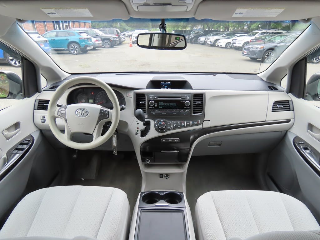 Thumbnail: 2014 Toyota Sienna - 10