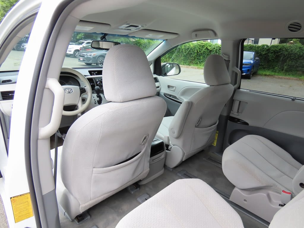 Thumbnail: 2014 Toyota Sienna - 21
