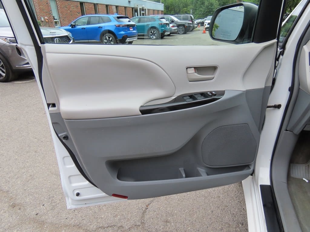 Thumbnail: 2014 Toyota Sienna - 22